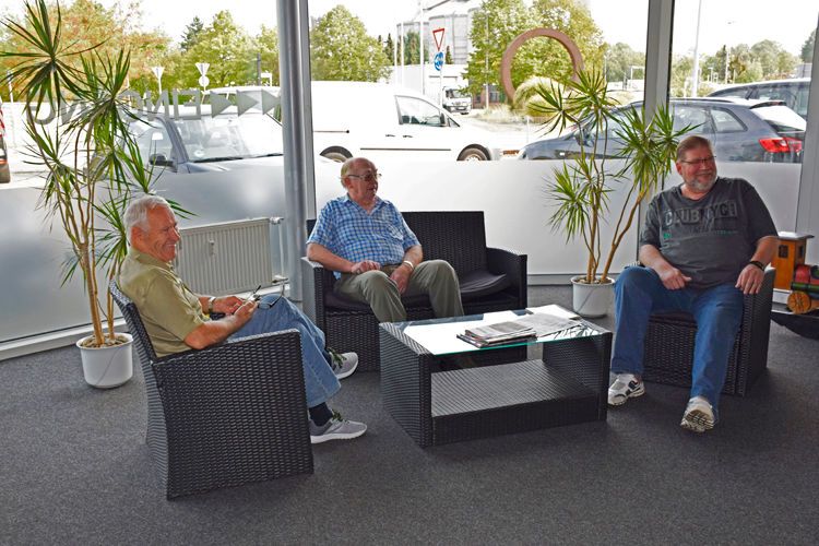 Der Wartebereich ist ebenfalls lichtdurchflutet und einladend gestaltet. Die drei Herren fühlen sich im Autohaus Reis jedenfall wohl. (Bild: Rubbel/»kfz-betrieb«)