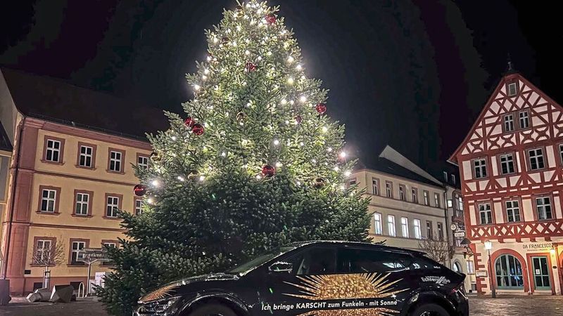 Im unterfränkischen Karlstadt am Main sorgt ein Auto für vorweihnachtliche Stimmung: Die Lichterketten des Weihnachtsbaums auf dem Marktplatz erhalten ihren Strom von einem Elektrofahrzeug, einem Kia EV6. Aufgeladen wurde dieser mit umweltfreundlich erzeugtem „grünen“ Strom aus der Fotovoltaikanlage des Autohauses Echterstraße. (Bild: Kia)