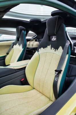 Der hybride Sportwagen Σtos: unterwegs mit persönlichem Autopilot und Drohne. (Rinspeed)