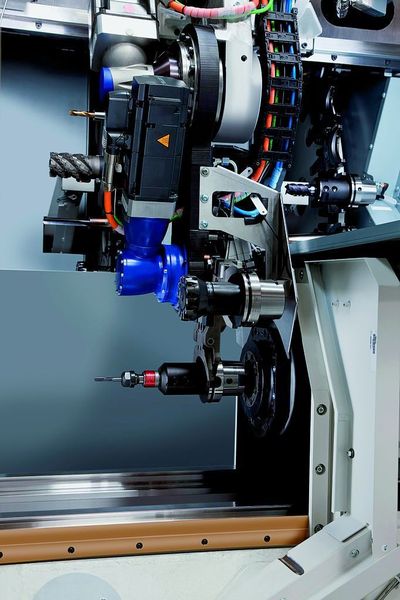 Bild 4: Ein Werkzeugarm mit Doppelgreifer übernimmt den Werkzeugwechsel. Bilder: 1, 3 und 4 Grob, 2 Kuttkat (Archiv: Vogel Business Media)