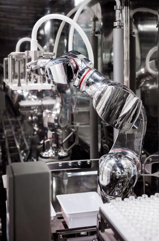 In Ima’s sterile filling line Injecta, robots are partially changing over the machine to avoid two things, damage to the product and danger to the operator.