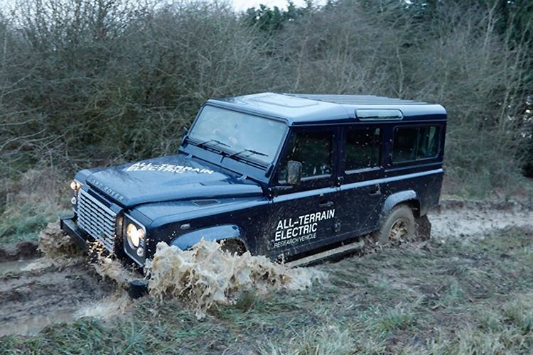 Land Rover zeigt den Electric Defender, eine Elektroversion der 4x4-Ikone, der von einem 70-kW-Elektromotor angetrieben wird (Land Rover)