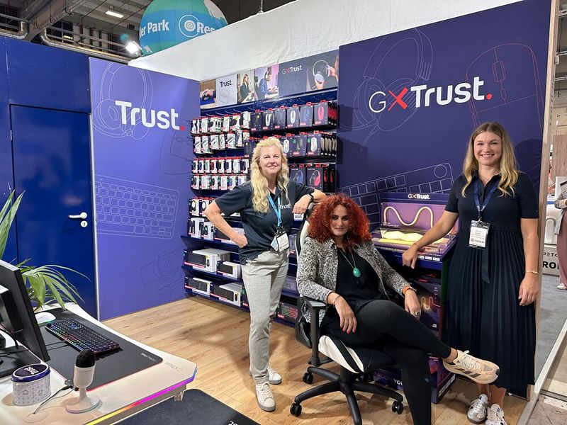 Endlich mal kurz Sitzen, danke liebe Beate Bandholz und Leonie-Alina Alder (TRUST) für die Pause mit den leckeren belgischen Waffeln. (Bild: Vogel IT- Medien )