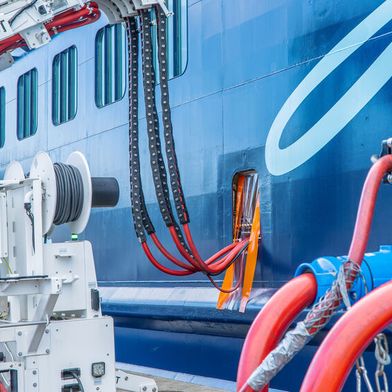 Die „AIDAprima“, ein modernes Kreuzfahrtschiff der Hyperion-Klasse ist Teil der Aida-Cruises-Flotte und ist hier mit der Landstromanlage Ostseekai des Kieler Hafens verbunden. (Bild: Port of Kiel)