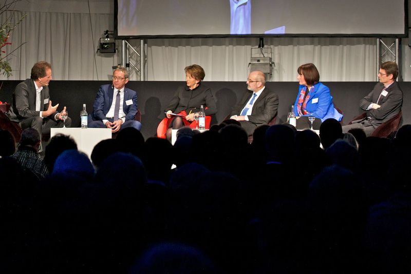 Unter der Moderation von Beatrice Tschanz (3. v. l.) diskutieren leadXpro-CEO Michael Hennig, Urs Hofmann, Regierungsrat Kanton Aargau, Fritz Schiesser, Präsident ETH-Rat, Alpiq-CEO Jasmin Staiblin und PSI-Direktionsmitglied Peter Allenspach (v. l. n. r.). (Paul Scherrer Institut)
