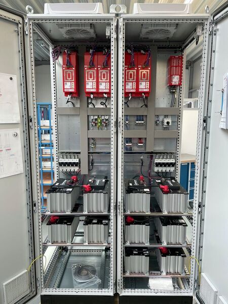Modulare Lösung passt auch für große Antriebe: Anschlussfertige, komplett ausgestattete Schaltschranklösung KTS von Koch mit Energiemanagement-Geräten Pxt und Speichereinheiten (im Bild KTS mit max. 240 kVA und ca. 2,7 MJ). (Michael Koch GmbH)