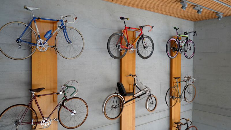 Kein nüchternes Prüfinstitut: Die Wände in der Büroetage von Zedler sind eine bunte Galerie der Fahrradgeschichte. (Bild: Zedler-Institut/Norelem)