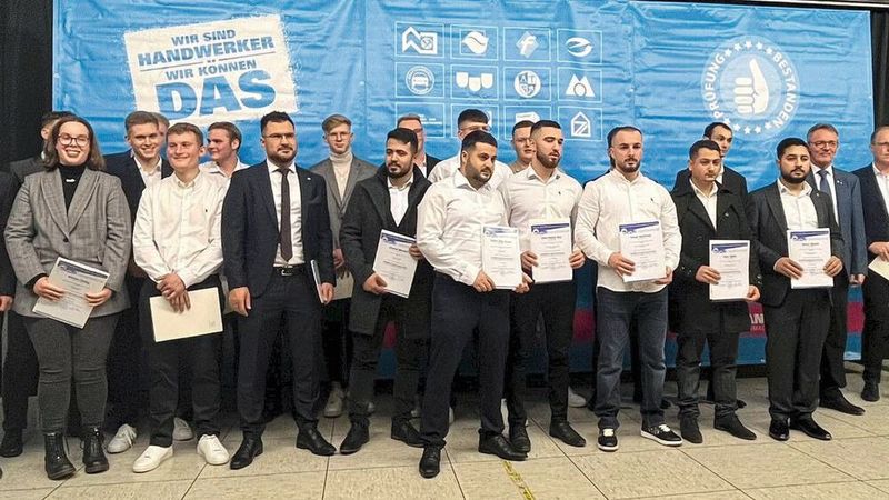Bei der Freisprechungsfeier der Kreishandwerkerschaft Vechta feierte die Kfz-Innung Vechta die Freisprechung ihrer 35 neuen Junggesellen und Junggesellinnen, davon acht mit Schwerpunkt  Nutzfahrzeugtechnik. Zwei Gesellen erhielten jeweils ein Diplom für besonders herausragende Leistungen im Bereich Personenkraftwagentechnik und Nutzfahrzeugtechnik. Obermeister Andreas Meyer überreichte gemeinsam mit den Berufsschullehrern die Gesellenbriefe und Zeugnisse.  (Bild: kfz-Innung Vechta)
