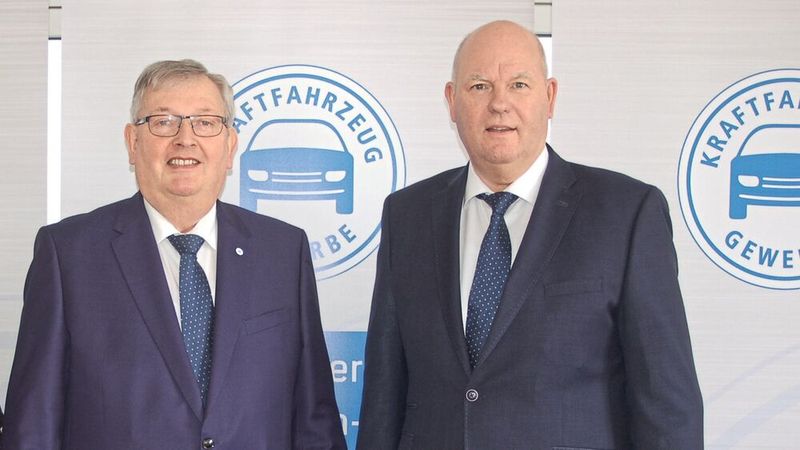 Präsentierten die Bilanz für 2025: (v. l.) Präsident Karl-Heinz Bley und Landespressesprecher Joachim Czychy.(Bild:  Kfz-Gewerbe Niedersachsen-Bremen)