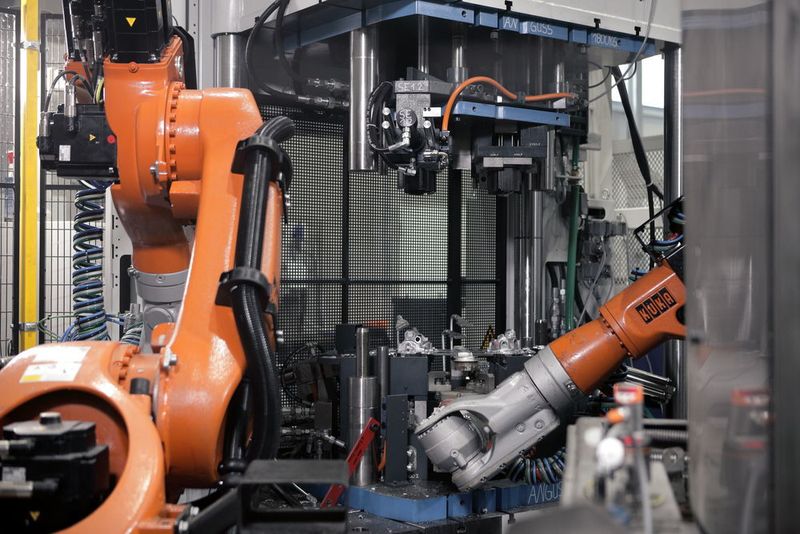 Bereits seit 30 Jahren liefert Kuka, ehemals als Reis Robotics, modernste Anlagen für den
Aluminiumspezialisten. (Kuka)