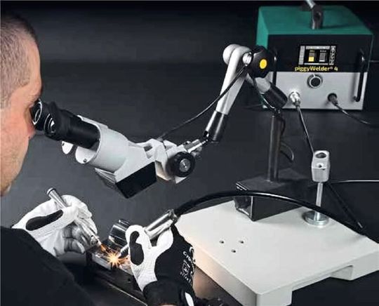 Das Handstück des Piggy-Welders berühre im Gegensatz zum herkömmlichen WIG-Schweißen mit der Elektrode die Stelle, an der der Schweißpunkt gesetzt werden soll.(Bild:  Die Sparschweine)