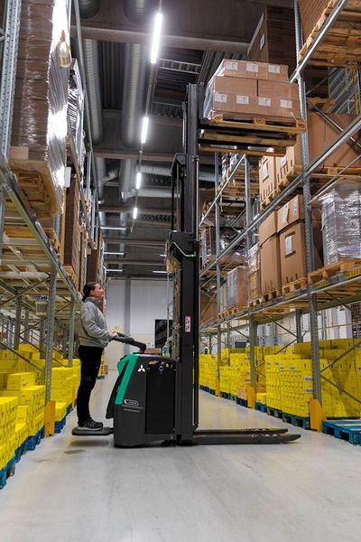 Die Hochhubwagen-Serie Axia EM kann mit Duplex- oder Triplex-Masten ausgestattet werden. Je nachdem kann man so einen Hubhöhenbereich von 2.690 bis maximal 5.400 Millimetern abdecken. (Bild: Mitsubishi Forklift Trucks)