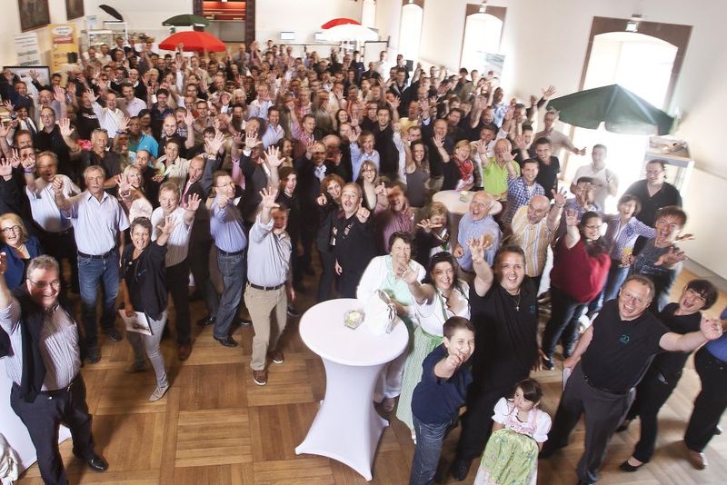 Die geladenen Gäste im Hohenstaufensaal in Annweiler. (Bild: SoftEngine)