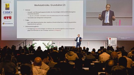 BGH-Richter Dr. Oliver Klein geht auf die rechtlichen Grundlagen zu Abtretung und Regress während des Kfz-Sachverständigen Forums ein.(Bild:  Stefan Bausewein)