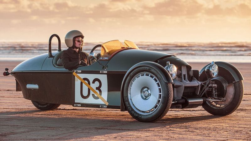 Das Triebwerk ist anders als zuvor nicht mehr von vorne zu sehen; die Frontoptik soll nun eine Reminiszenz an das Düsenzeitalter sein. (Bild: Nick Dimbleby/Morgan)