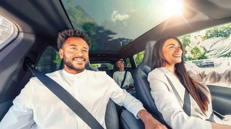 Mittlerweile verfügen zahlreiche Fahrzeuge über ein, wenn auch nicht zu öffnendes, aber immerhin durchsichtiges Dach. (Bild: Webasto)