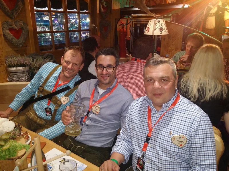 (v. l.) Ingo Lehmann, notebooksbilliger.de mit Christian Schrörs und Jan Christiansen, SanDisk (Bild: IT-BUSINESS)