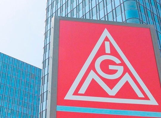Im Herbst stehen Tarifverandlungen für den Metall- und Elektrosektor an. Die IG Metall will jetzt unter anderem sieben Prozent mehr herausschlagen, wie nun bekannt wurde. Das stößt den Arbeitgebern allerdings sauer auf. Hier mehr dazu ...(Bild:  IG Metall)