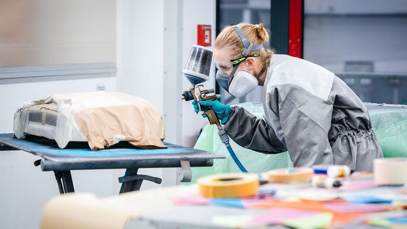 Hochkonzentriert arbeiteten die Teilnehmer des Wettbewerbs an ihren Werkstücken. (Bild: Glasurit)