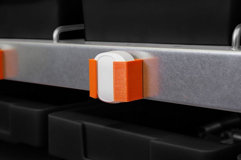 Der Direkt-Bestellknopf hat einen integrierten RFID-Transponder, der durch ein Drücken eine Order veranlasst. Er eignet sich speziell für Artikel ohne RFID-Label, die aufgrund ihrer Größe nicht in die standardisierten Behälter passen und lose im Regal liegen. Der Knopf kann flexibel in Produktion oder Montage installiert werden und übermittelt einen definierten EAN Code an das Dresselhaus Portal. (Dresselhaus)