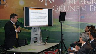 Prof. Dr. Alberto de Risi von der Universität Lecce präsentierte am Apulien-Stand im Rahmen der Energy einige Forschungsprojekte aus dem Bereich der regenerativen Energien, insbesondere der Photovoltaik. Bild: Schreier (Archiv: Vogel Business Media)