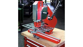 Das universell-flexible, multifunktional zu verwendende Pressensystem Multipresser ist auf einen Rollcontainer mit Schubladen für Werkzeuge und Zubehör aufgebaut.Bild: Blain (Archiv: Vogel Business Media)