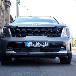 Beiden gemeinsam ist die wuchtige Front mit den schmalen, abgewinkelten Tagfahrleuchten.(Bild:  Rosenow – VCG)