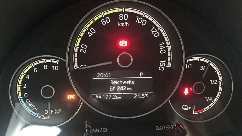 Fast vollgeladen: 242 Kilometer Reichweite zeigt der Bordcomputer. Laut Skoda soll das Auto gemäß WLTP 260 Kilometer weit kommen. Zumindest im defensiv gefahrenen Stadtverkehr ist das sogar realistisch. (Bild: Grimm/»kfz-betrieb«)