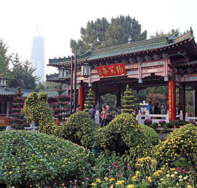 Tradition und Moderne in China nah beieinander: Im Vordergrund der liebevolle gepflegte Park, im Hintergrund verschwindet fast im Smog der Neubau eines Wolkenkratzer-Bürogebäudes. (Bild: Jablonski)