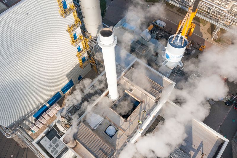 Einhub des Elektrodenkessels durch das Dach des Gas- und Dampfturbinenkraftwerks 2 der Infra Leuna am Chemiestandort Leuna. (Bild: Infra Leuna/ Lx Press)