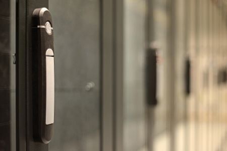 Bild 1: Elektromechanischer Verschluss eines Serverschrankes zur Zugriffskontrolle (Bild: EMKA)