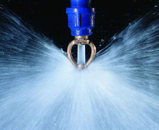 Abseits jeglicher Vorschriften ist die Installation von Sprinklern zur Brandbekämpfung auf jeden Fall eine sinnvolle Investition. In der Regel müssen sie jedes Halbjahr einmal inspiziert werden.(Bild:  FM Global)