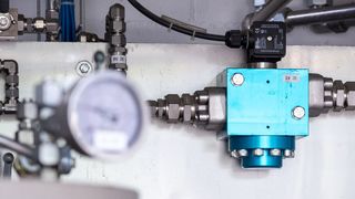 Grüner Wasserstoff ist ein wichtiger Energieträger für die Energiewende. Seine Herstellung und Verwendung dürften allerdings noch etwas effizienter werden. Im Bild: Die Wasserstoffanlage im Mobilitätsdemonstrator «move» der Empa. (Bild: Empa)