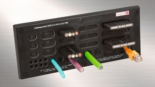 Die erste individuell konfigurierbare Kabeldurchführungsplatte KDP aus Kunststoff ist für Klemmenkästen von Rittal mit der Ausschnittgröße 2 passend. (Murrplastik)