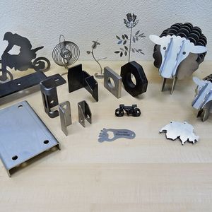 Auswahl von verschiedenen Laser- und Abkantteilen.(Bild:  Stocker)