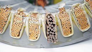 Bei der Capcooltech-Technologie bestehen die Spulen aus hohlen Leitern, die von Kühlmittel durchflossen werden. (Dynamic E-Flow)