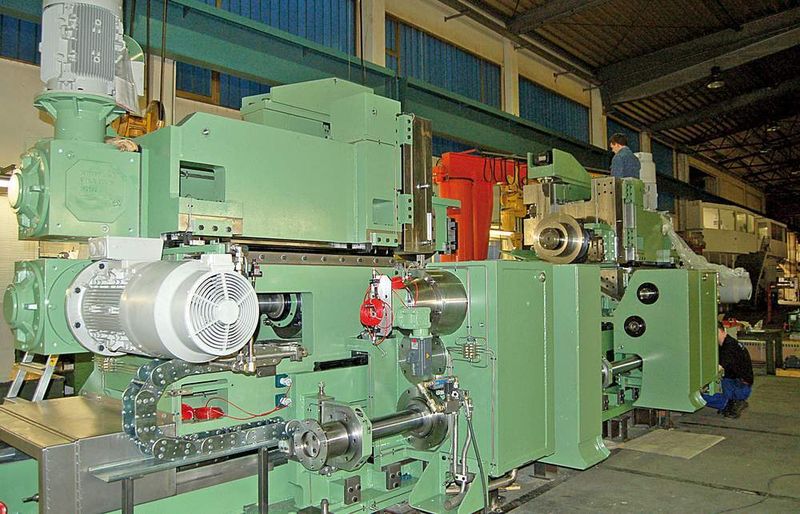 Bild 2: Die mechanische Besäumschere im Auslaufbereich der Fertigungsstraße schneidet an den durchlaufenden Aluminiumbändern die Kanten ab, die produktionsbedingte Rauheiten aufweisen. Ihr ungeplanter Ausfall führt zu einem Stillstand der gesamten Warmwalzstraße. Bild: FAG Industrial Services (Archiv: Vogel Business Media)