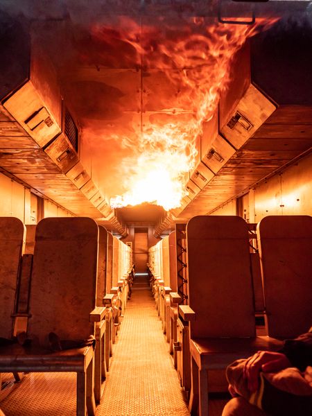 Spektakuläre Trainingssituation im Inneren der Flugzeugnachbildung (Bild: Fire Go GmbH)