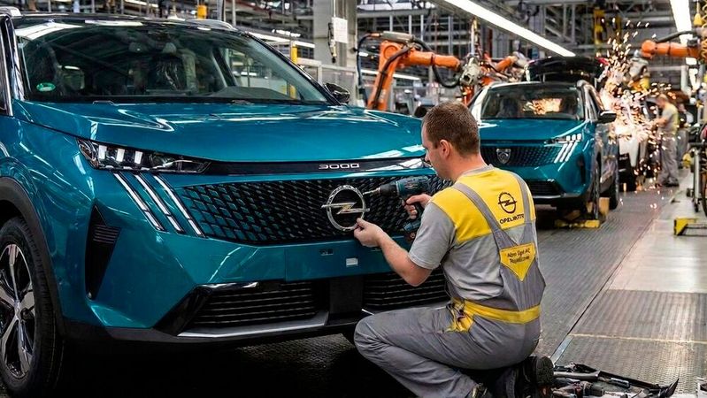 In einer neuen Zweiklassengesellschaft soll Opel von Stellantis deutlich weniger Mittel zur markentypischen Modellausgestaltung erhalten als bisher. (Bild:  Gemini / KI-generiert)