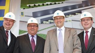 Freuen sich über den Neubau: Niedersachsens Wirtschaftsminister Jörg Bode, Samtgemeinde-Bürgermeister Uwe Heilmann, Edeka-Sprecher Mark Rosenkranz und Landrat Jörg Farr (v.l.n.r.) haben den Grundstein für das neue Lager in Lauenau gelegt. Bild: Edeka Hannover-Minden (Archiv: Vogel Business Media)