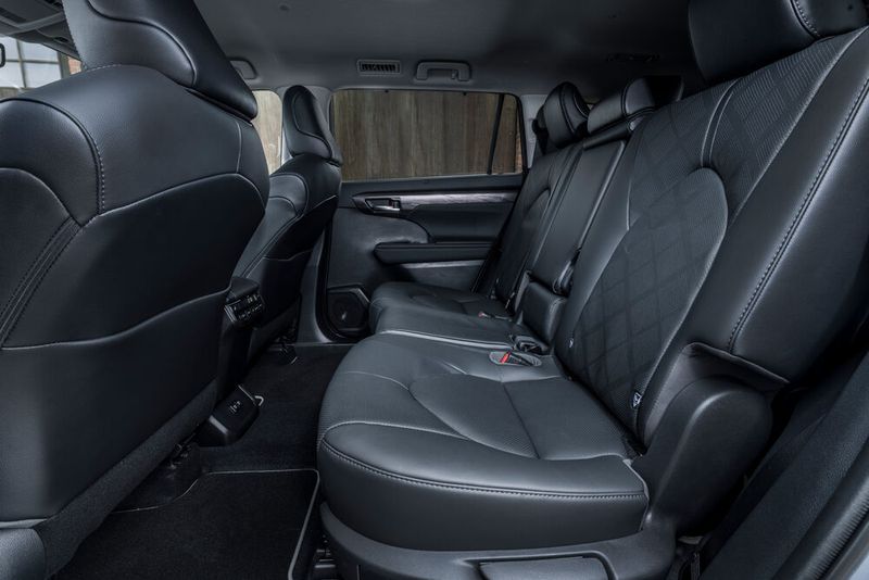 In der zweiten Sitzreihe gibt es ausreichend Platz. Die Bank lässt sich zudem längs verschieben. (Bild: Toyota)