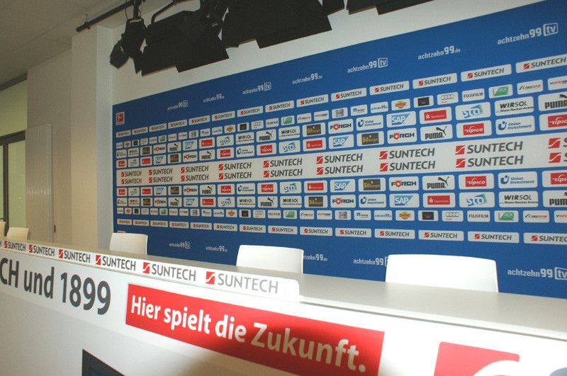 Im Raum für die Pressekonferenzen erfuhren die Veranstaltungsteilnehmer, dass der Fußballverein 1 Euro Jahresmiete für das Stadion bezahlt. (Bild: Ostler)