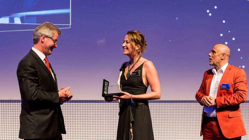 ... Verena Amann, Head of Global HR Applications, stellvertretend für Ralph Dommermuth, Gründer und Vorstandsvorsitzender der United Internet AG, den Preis entgegen nahm. (Vogel Business Media / S. Bausewein)