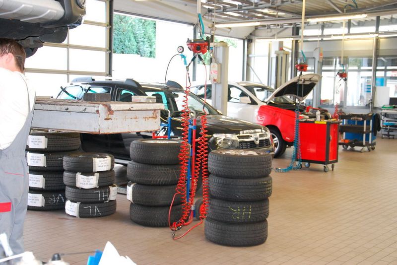 Die Werkstatt ist in der Regel gut ausgelastet. Bis zu 350 Aufträge wickelt die kleine Mannschaft im Monat ab. (Wenz)