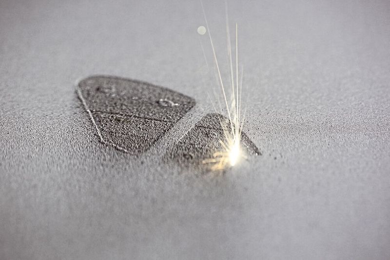 Ein Laser bildet das Design eines medizinischen Geräts auf einem 30 µm dicken Pulverbett aus Titan Grade 23 ab. (GF Machining Solutions)