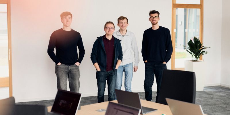 Rund ein Jahr arbeiteten Antoine Angert, Michael Wilhelmstroop, Niklas Hils und Ben Donkervoort (v.l.n.r.) an der Entwicklung des Billardroboters – von der ersten Idee bis hin zum transportablen und einsatzfähigen Gesamtsystem. (Bild: P. Pollmeier/HSBI)