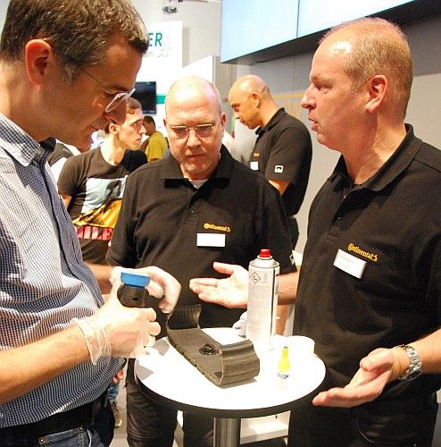 „Sag ich doch: den Redi-Sensor aufkleben ist kein Hexenwerk.“ Wichtig: Die erhöhte Antenne des Sensors muss wie hier quer zur Laufrichtung des Reifens sitzen. (Foto: Zietz)