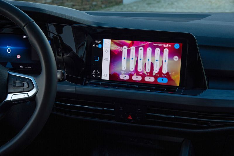 Das Infotainment-Display ist optional zehn Zoll groß – Standard sind 8,25 Zoll. (Volkswagen)