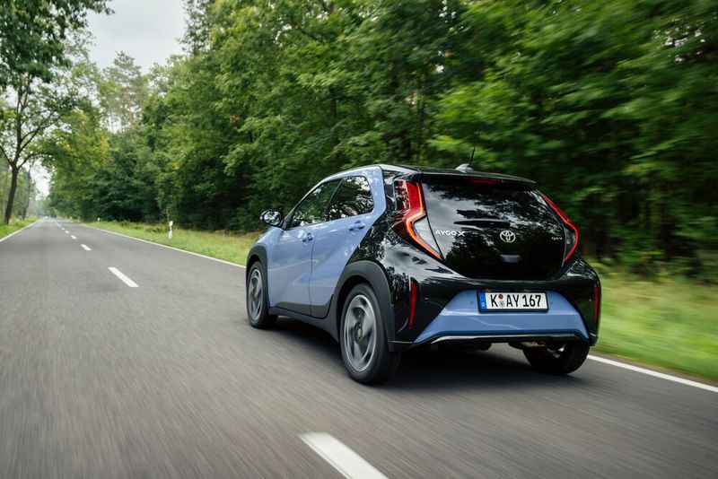 Mit dem neuen Aygo X Hybrid zielen die Japaner auf einen rekordverdächtig niedrigen Verbrauch (Bild: Toyota)