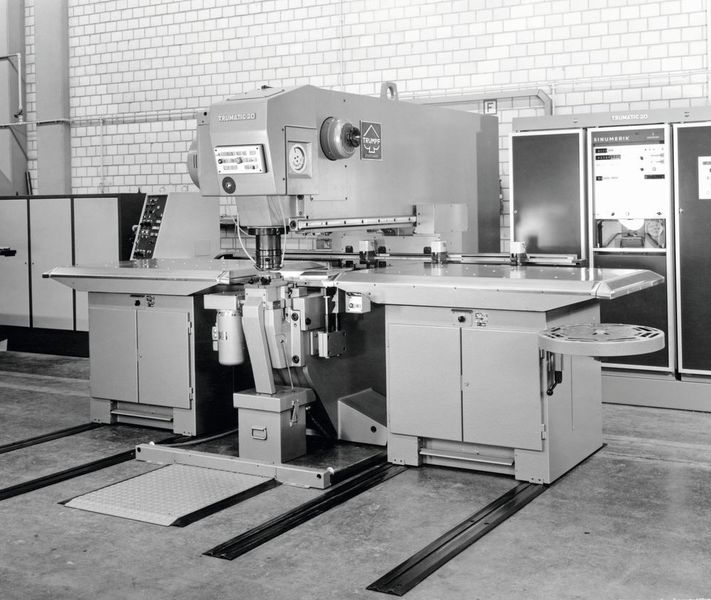 Die „TRUMATIC 20“ war die erste Blechbearbeitungsmaschine mit numerischer Bahnsteuerung. (Trumpf)